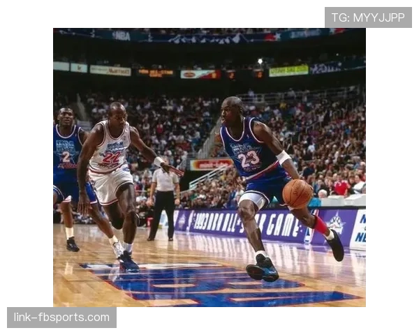 乔·杜马斯无球跑位提升三分命中率拉开进攻空间