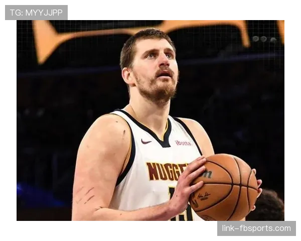 库里挡拆外线拉开空间，三分命中率高于约基奇