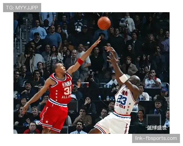 理查德·汉密尔顿无球跑动效率提升，拉开球队外线空间明显